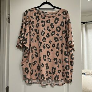 Hopely pink/ gray leopard top. Size medium.